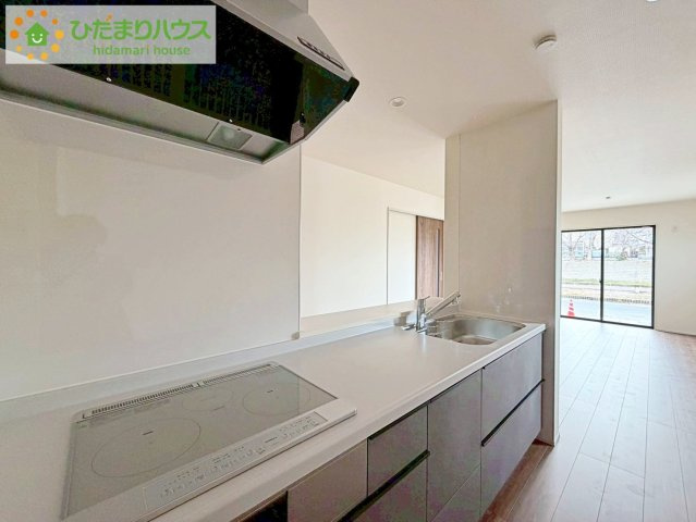 郡山市町東２丁目第2　新築戸建　1号棟のキッチン|家族でのコミュニケーションがとれる対面型システムキッチン。横一列にシンクとコンロをまとめたシンプルな形です。動きやすさとスタイリッシュなデザインが魅力。