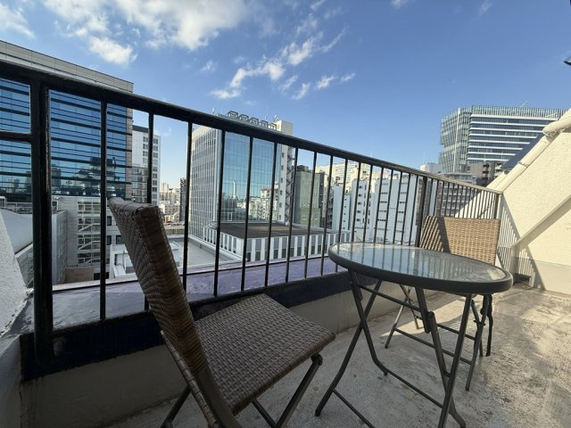 秀和第二南平台レジデンスのバルコニー|西側バルコニー。テーブルとイスは付きません。