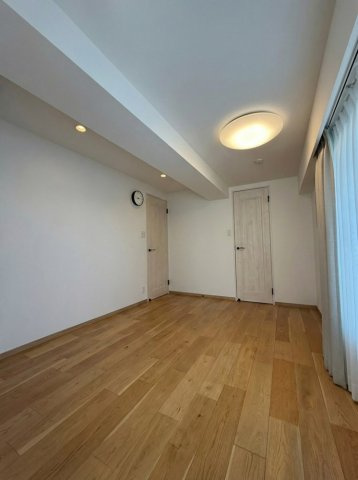 秀和第二南平台レジデンスの洋室|AI生成による削除加工を加えた写真、現状優先となります。