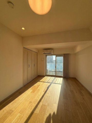 秀和第二南平台レジデンスの居間・リビング|AI生成による削除加工を加えた写真、現状優先となります。