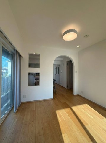 秀和第二南平台レジデンスの居間・リビング|AI生成による削除加工を加えた写真、現状優先となります。