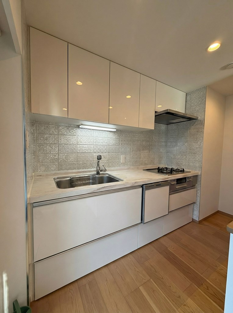 秀和第二南平台レジデンスのキッチン|AI生成による削除加工を加えた写真と、現状優先となります。