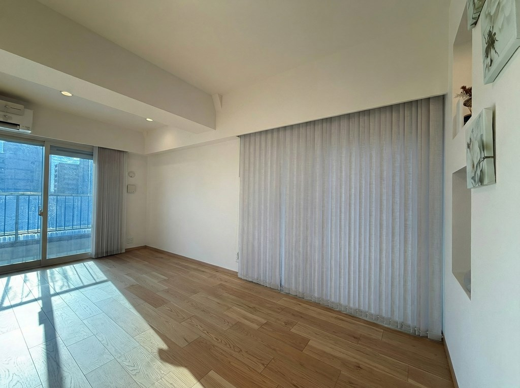 秀和第二南平台レジデンスの居間・リビング|AI生成による削除加工を加えた写真と、現状優先となります。