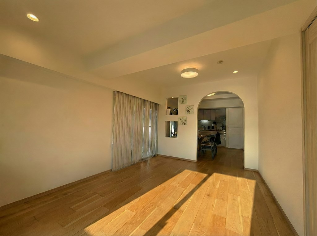 秀和第二南平台レジデンスの居間・リビング|AI生成による削除加工を加えた写真と、現状優先となります。