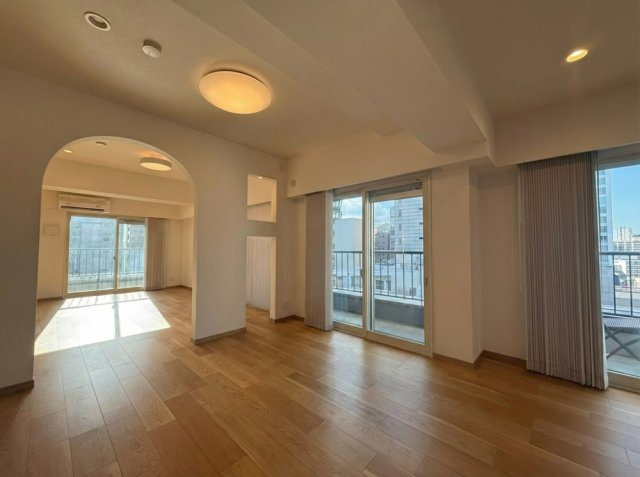 秀和第二南平台レジデンスの居間・リビング|AI生成による削除加工を加えた写真、現状優先となります。