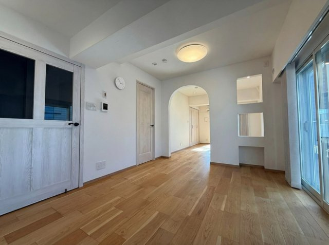 秀和第二南平台レジデンスの居間・リビング|AI生成による削除加工を加えた写真、現状優先となります。