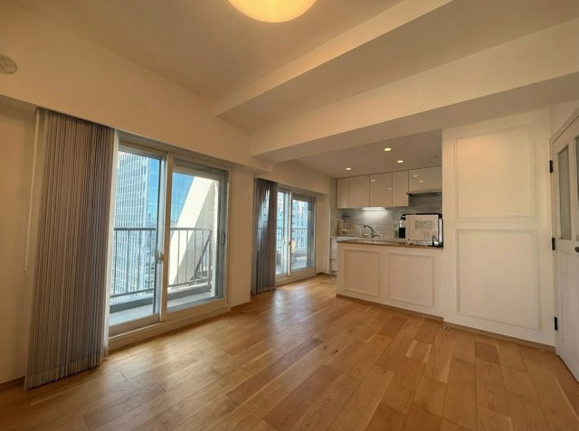 秀和第二南平台レジデンスの居間・リビング|AI生成による削除加工を加えた写真、現状優先となります。