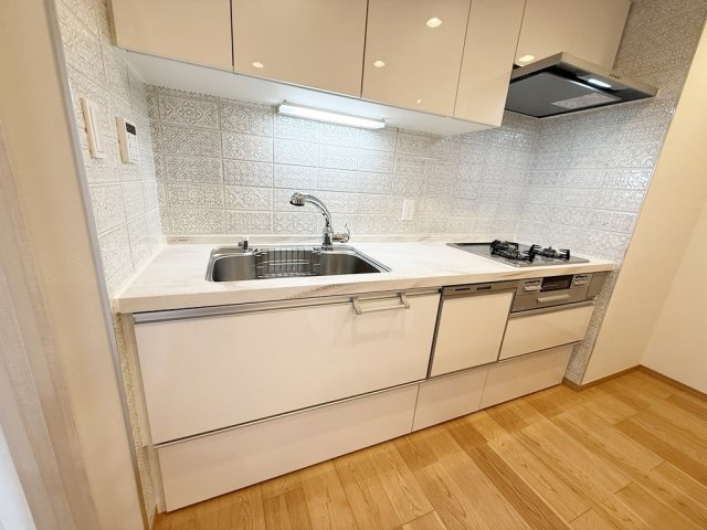 秀和第二南平台レジデンスのキッチン|AI生成による削除加工を加えた写真、現状優先となります。