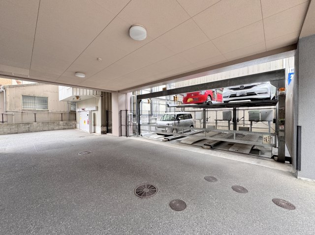 ロワールマンション西公園東の駐車場