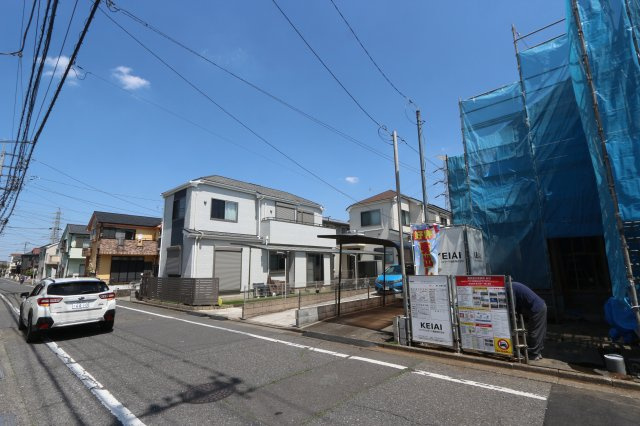 【KIS】 東大和市向原15期の外観|並列２台駐車可能なカースペース（車種によります）。セカンドカー用として、自転車置き場や物置場として、お子様の遊ぶスペースとして、ゆとりある敷地だからこそ可能な多用途にご利用いただけます。