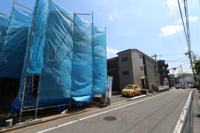 【KIS】 東大和市向原15期の外観|前面道路は6mで広々しており開放的です。