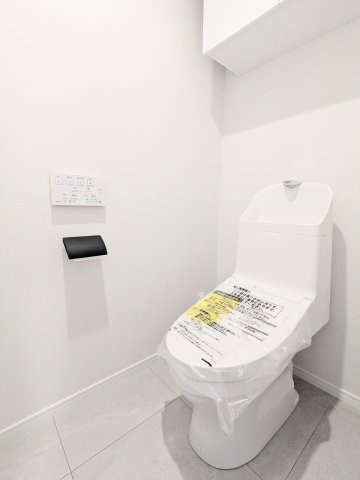 ディアハイム浅草のトイレ|～吊戸棚付きのトイレ写真～