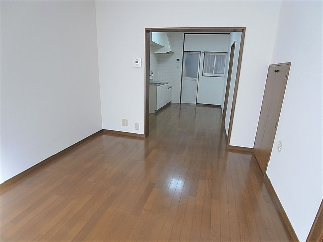 グランディア新長田の居間・リビング|綺麗なフローリングのリビング