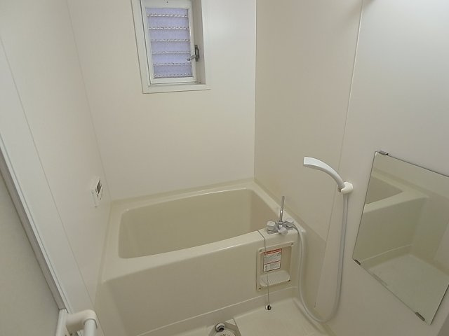 グランディア新長田の浴室|追い焚き可能、浴室に窓が有り換気も出来ます