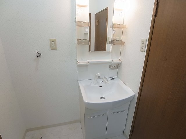 グランディア新長田の洗面所|シャワー付きの独立洗面台