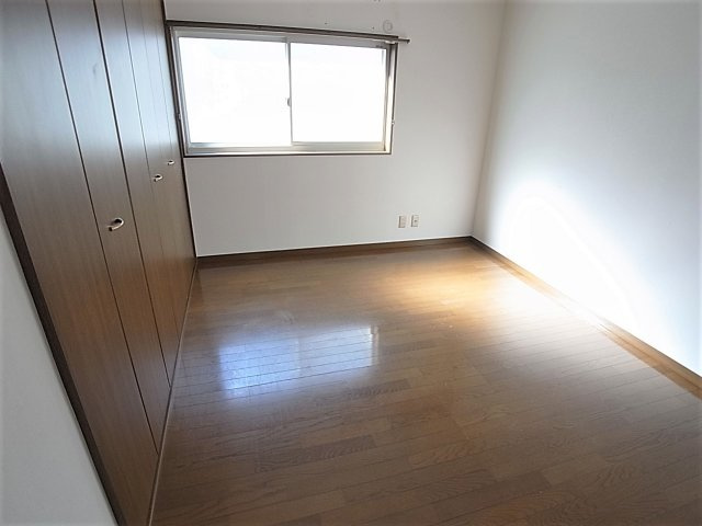 グランディア新長田の内装|大きなクローゼットが付いた明るい洋室