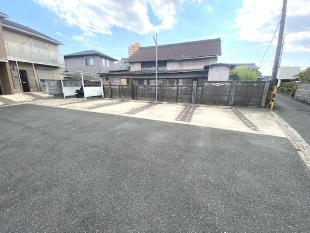 ガーデン・アカシアの駐車場