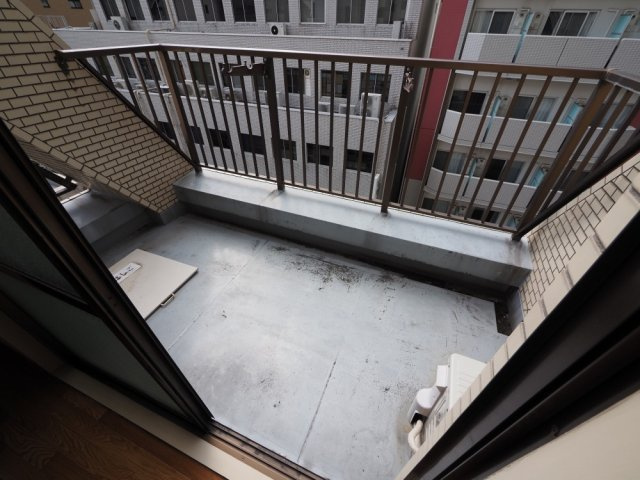 大阪市北区松ケ枝町の賃貸マンションのバルコニー