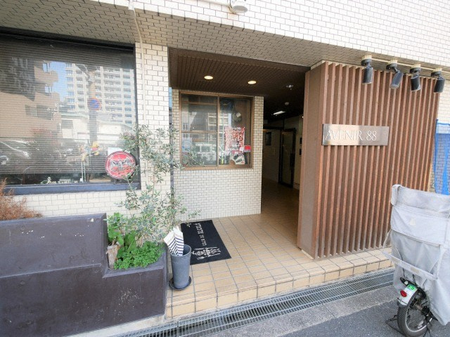 大阪市北区松ケ枝町の賃貸マンションのエントランス