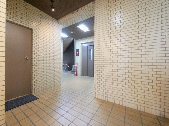 大阪市北区松ケ枝町の賃貸マンションのロビー