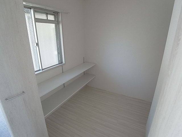 ユメノサニーハイツの玄関|玄関横にはウォークインクローゼット収納を完備