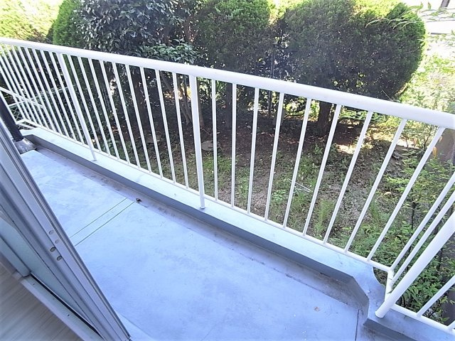 ユメノサニーハイツのバルコニー|日当たりの良いバルコニー、庭も有ります、海も見えます