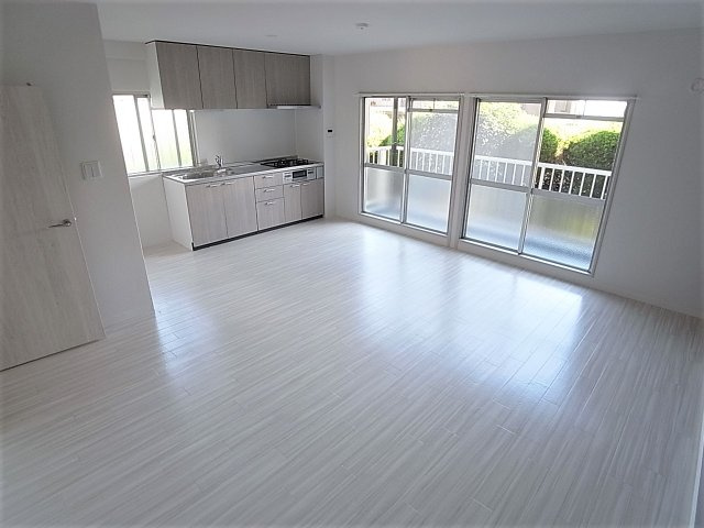 ユメノサニーハイツの居間・リビング|広々したリノベーション済みのリビング