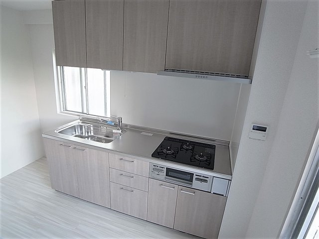 ユメノサニーハイツのキッチン|システムキッチン、3口ガスコンログリル付き