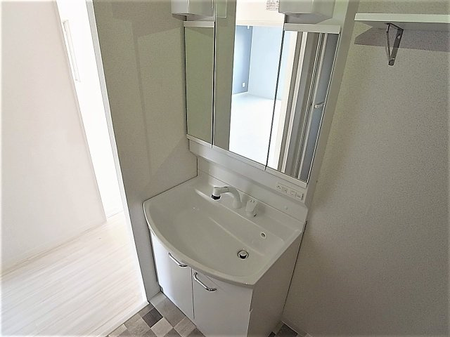 ユメノサニーハイツの洗面所|シャワー付きの3面鏡独立洗面台