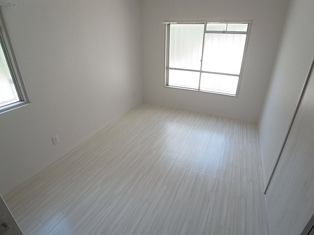 ユメノサニーハイツの内装|2面採光の明るい洋室