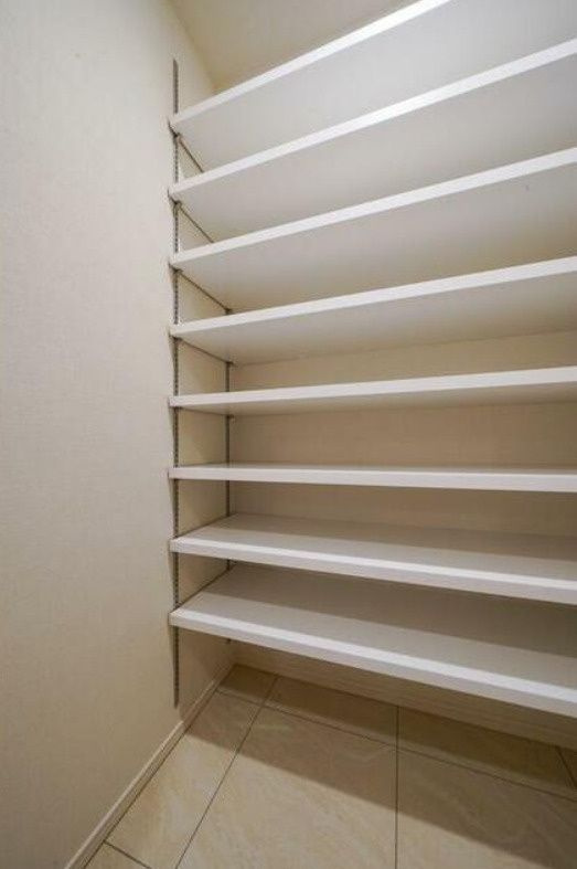 アーバンコア本郷の収納|シューズインクローゼット　※別室参考写真です。