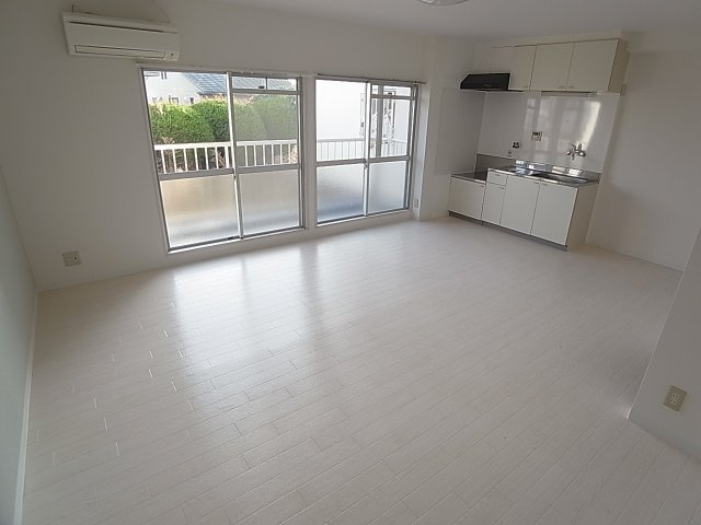 ユメノサニーハイツの居間・リビング|リビング非常に広々しており、明るいです