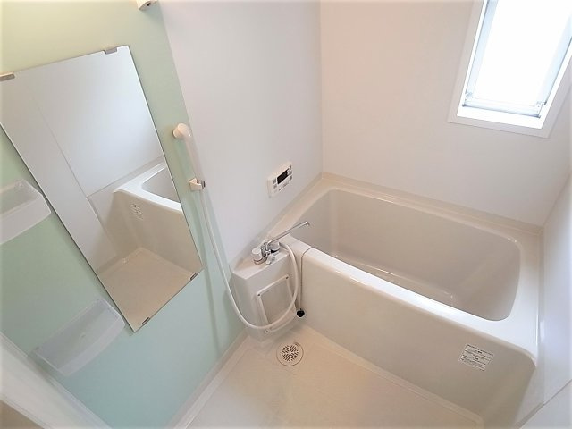 ユメノサニーハイツの浴室|窓付きの綺麗なお風呂