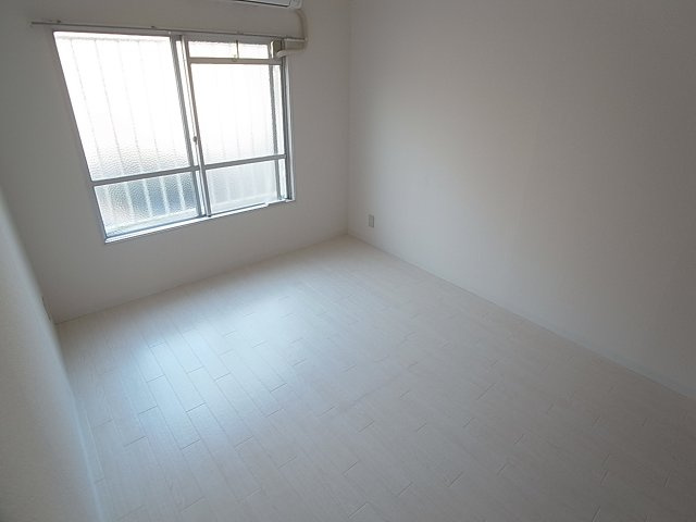 ユメノサニーハイツの内装|日当たりの良い洋室