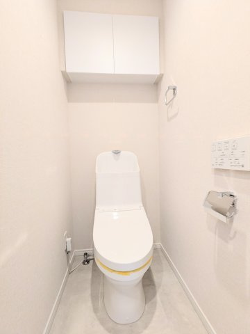 カーサ浅草桜橋のトイレ|～吊戸棚付きのトイレ写真～