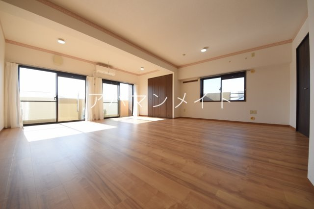 【居間・リビング】 | グランドエンブレム横浜～仲介手数料無料～ | おしゃれな居間です