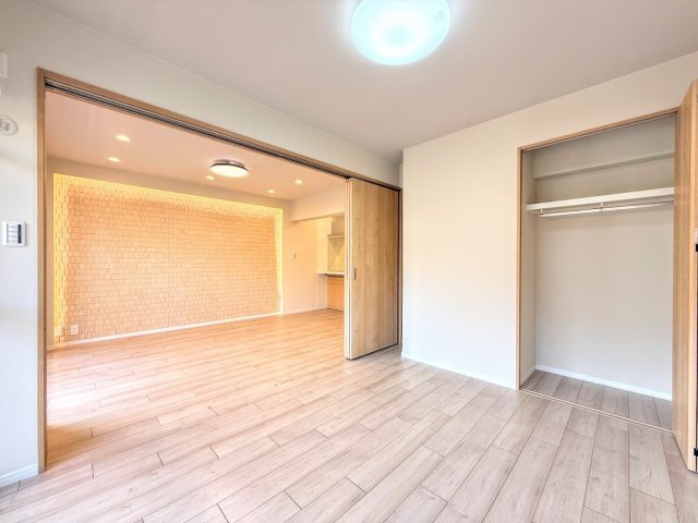 戸塚サニーフラットの洋室|◆柔らかい陽光が差し込む明るいお部屋を演出する設計。彩光の取れる窓が気持ちの良いお部屋を創り上げます。
