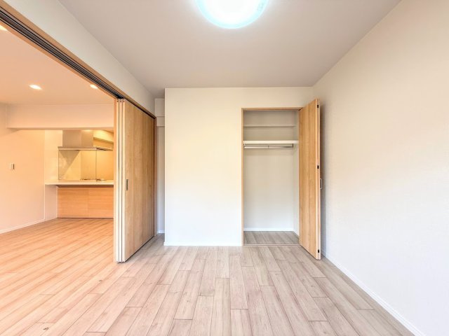 戸塚サニーフラットの洋室|◆室内はいつも明るい印象なので気持ちの良い朝を迎えられます。各部屋にはクローゼットを完備しており、収納が多いお家はすっきりして快適空間です。
