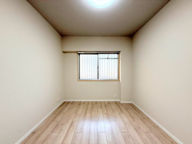 戸塚サニーフラットの洋室|◆気持ちの良い風が室内へ入り込む居室。家具を配置しても広々ご利用いただけます！！
