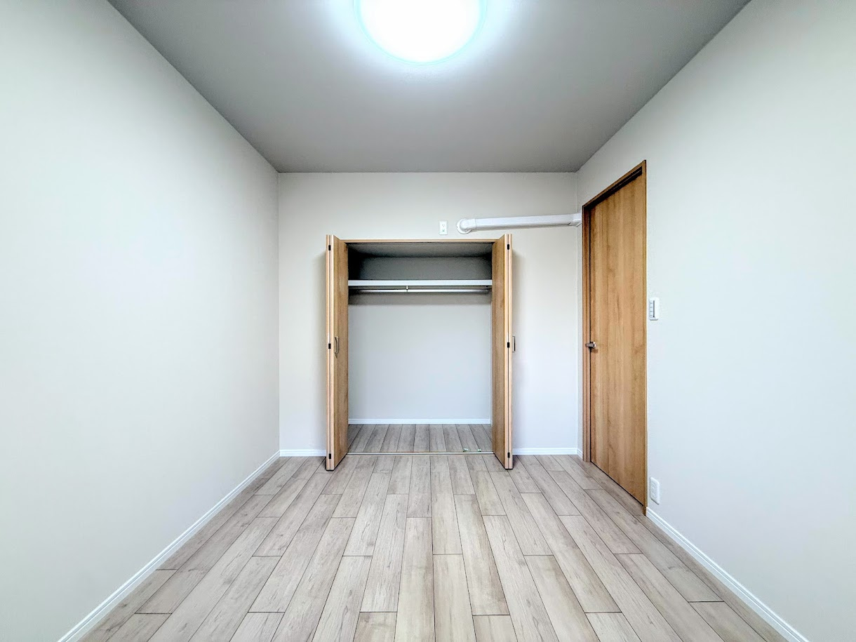 戸塚サニーフラットの洋室|◆子どものスタディ空間として、あるいは書斎やホビールームとして生活スタイルに合わせて使えるプライベートルーム。居心地のいい落ち着いたインテリアが似合います。
