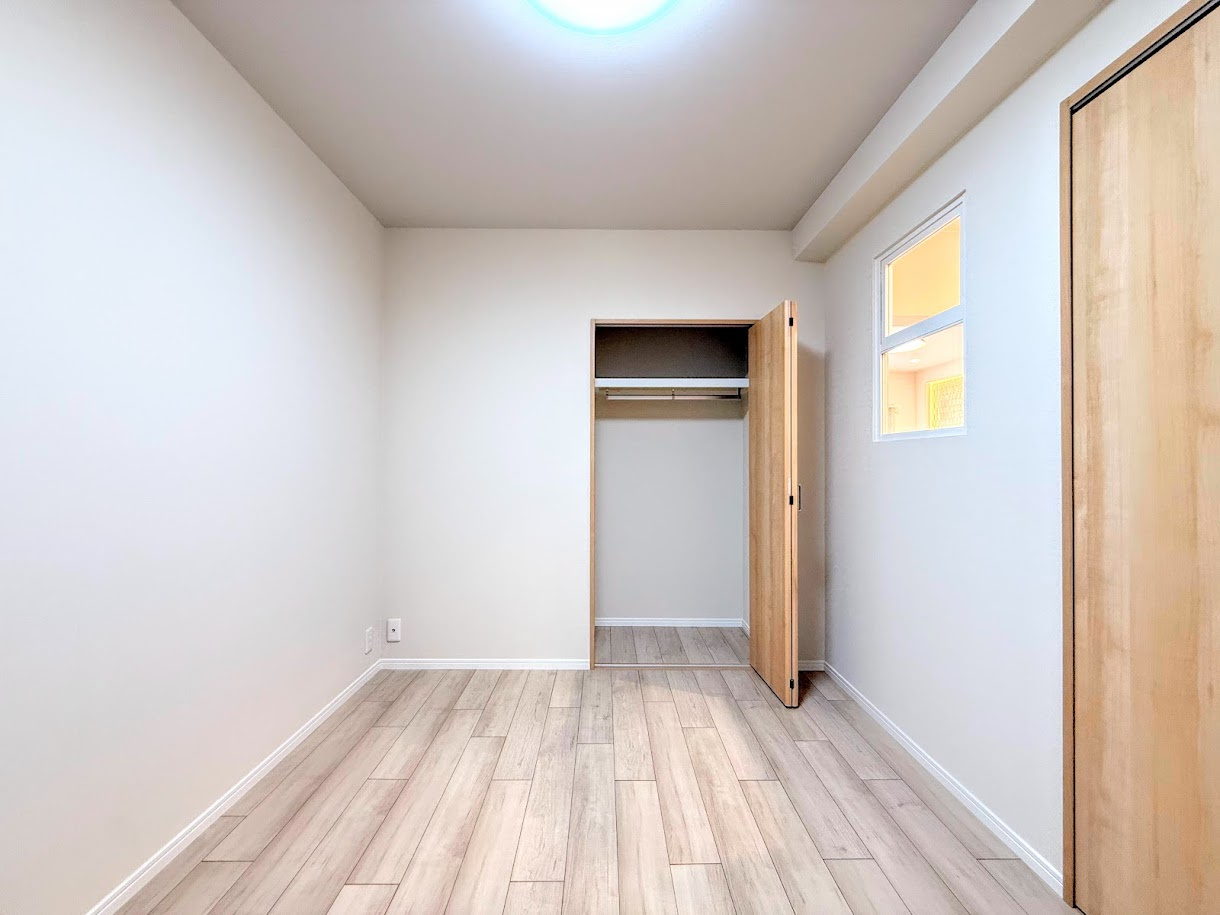 戸塚サニーフラットの寝室|◆暮らし心地を大きく左右する収納を、適材適所に配置し使い勝手を考慮しました。空間を余すところなく有効利用した収納は生活空間をより上質なものにしてくれるでしょう。
