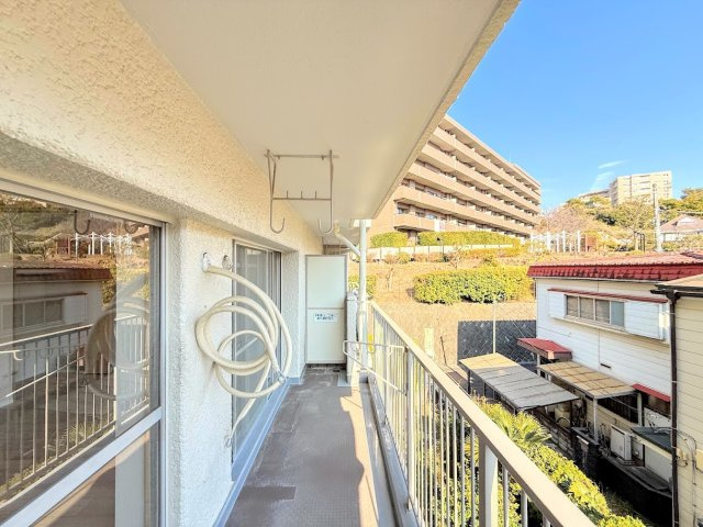 戸塚サニーフラットのバルコニー|◆日当たり良好なバルコニー！毎日のお洗濯にも嬉しいですね！
