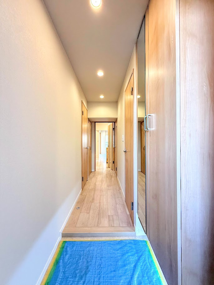 戸塚サニーフラットの玄関|◆明るい玄関です！散らかりやすい玄関もスッキリする大容量のシューズボックス付き。
