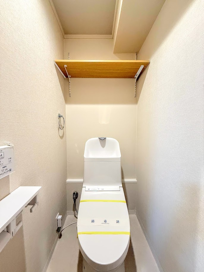 戸塚サニーフラットのトイレ|◆清潔感のある白を基調とした落ち着ける空間。小窓をもうけていますので、こもりやすい空気の入れ替えも簡単に行えますね！
