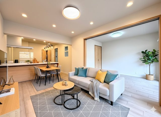 戸塚サニーフラットの居間・リビング|◆一家だんらんのスペースとなるＬＤＫ。窓から明るい光が差し込み、思わず家族の会話も弾む快適な空間。
