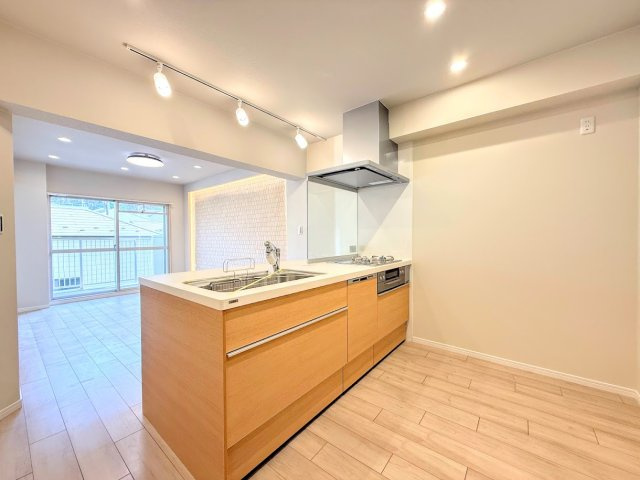 戸塚サニーフラットのキッチン|◆デザイン性と機能性を兼ね備えたキッチンです。リビングスペースとの一体感が生まれ、広々空間を演出してくれます。
