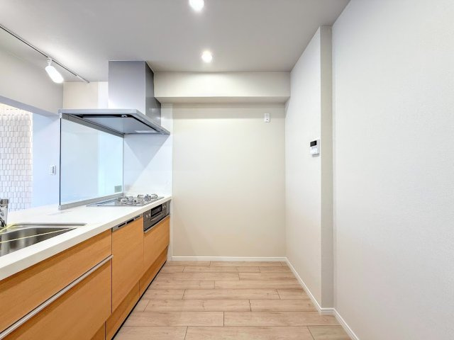 戸塚サニーフラットのキッチン|◆ご家族みんなで調理ができる位のスペースを実現したキッチン空間となっております。みんなで作った料理を召し上がりながらの会話は、どのような物になるのでしょうか。
