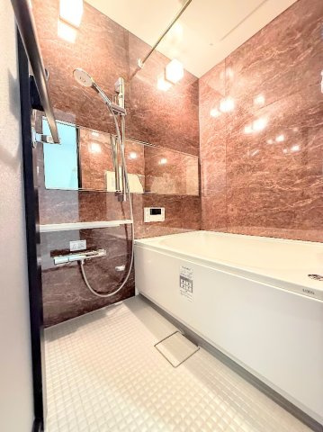 戸塚サニーフラットの浴室|◆モダンデザインの空間が気持ちよさを高めてくれるバスルーム。すっきりとした清潔感の中に都会的なセンスが感じられ、心身をリフレッシュできる寛ぎを深めてくれるスペースです。
