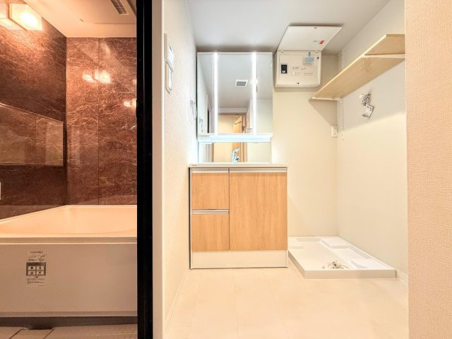 戸塚サニーフラットの独立洗面台|◆毎日使う場所だから、機能的で使いやすさに配慮したパウダールーム。すっきりと使えるように収納も豊富にご用意しています。
