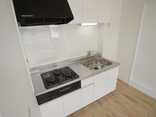 BELL TREE平和台のキッチン|システムキッチン、3口ガスコンログリル付